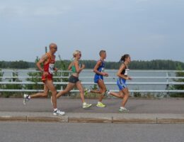 Półmaraton Marianny Orańskiej to nie tylko sam bieg – to także szereg wydarzeń towarzyszących, które sprawiają, że każda edycja jest niepowtarzalna. W dniach poprzedzających bieg, organizujemy różnorodne warsztaty, prelekcje i spotkania z ciekawymi ludźmi, które są świetną okazją do poszerzenia swojej wiedzy o bieganiu i zdrowym stylu życia. Nasze wydarzenia towarzyszące są otwarte dla wszystkich – zarówno dla uczestników biegu, jak i osób towarzyszących oraz mieszkańców miasta.